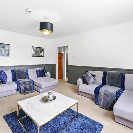 Modern 2 Bed Flat On Bristols Iconic Harbourside *