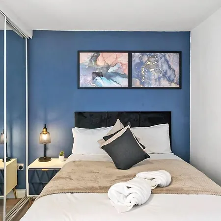 Modern 2 Bed Flat On Bristols Iconic Harbourside *