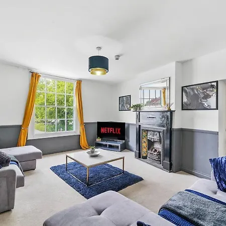 Modern 2 Bed Flat On Bristols Iconic Harbourside