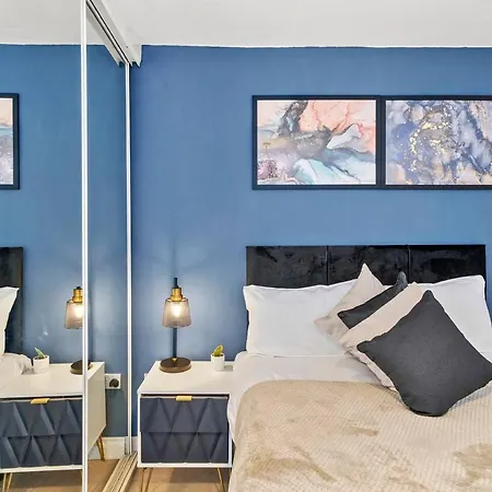 Modern 2 Bed Flat On Bristols Iconic Harbourside