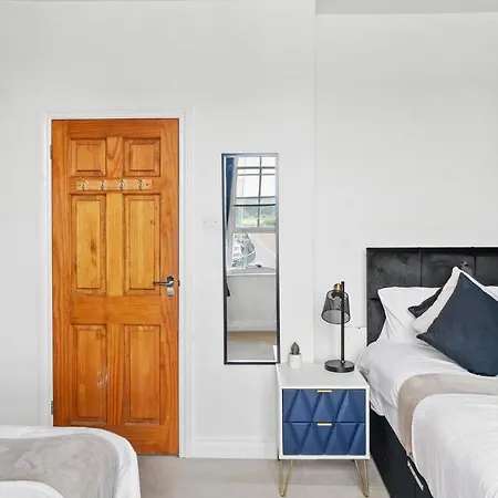 Modern 2 Bed Flat On Bristols Iconic Harbourside * Bristol