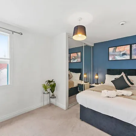 Modern 2 Bed Flat On Bristols Iconic Harbourside
